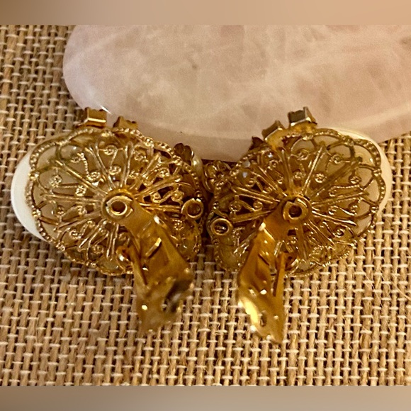 Unsigned Miriam Haskell Vintage Faux Pearl AB Goldtone Floral Earrings - Picture 6 of 14